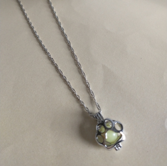 Glow in Dark Paw Print Necklace! - Picture 3 of 9
